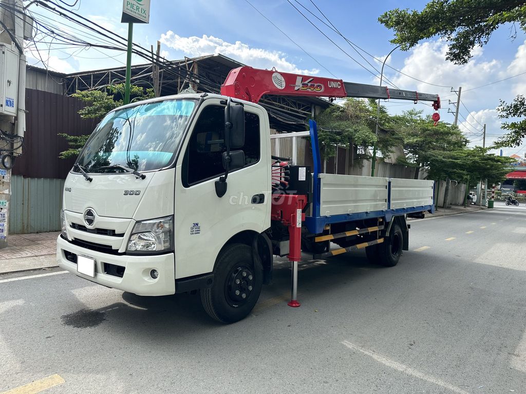 Автокран 2,5 т HINO с краном UNIC 3 т 4 секции - по документам