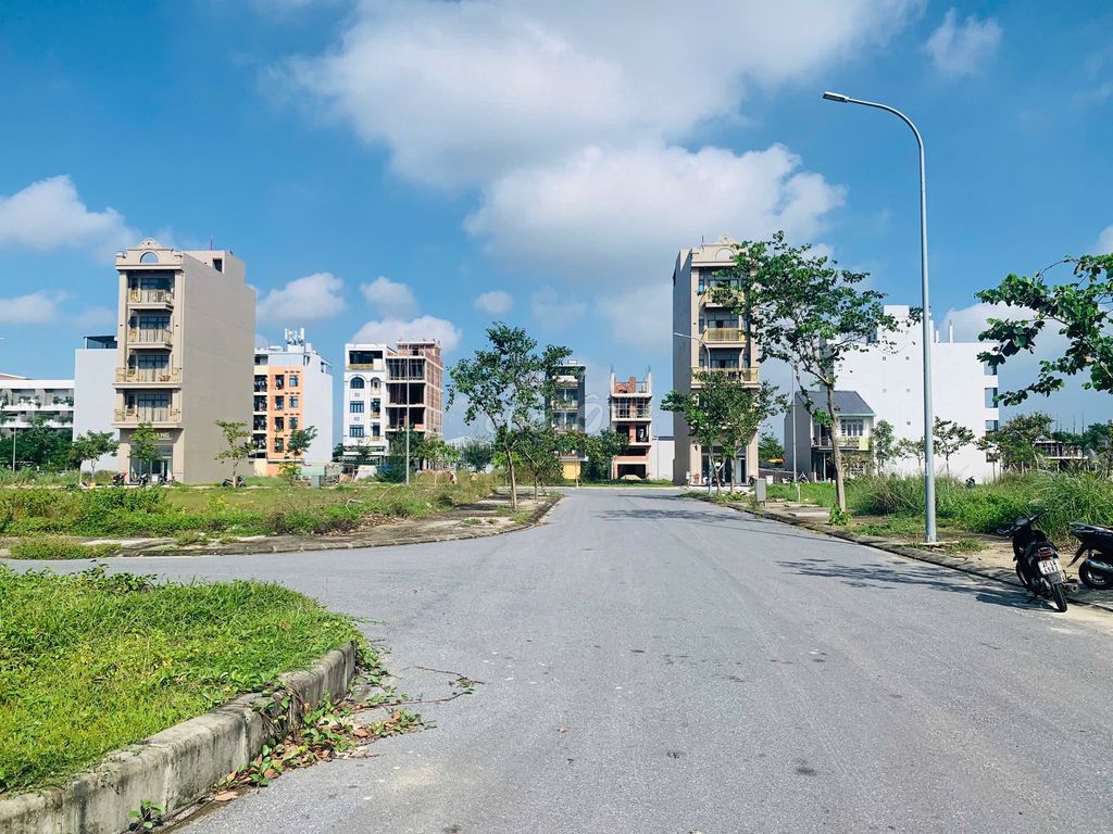Продается участок 6x20,5=123м², в 300м от университета FPT, подходит для строительства квартир