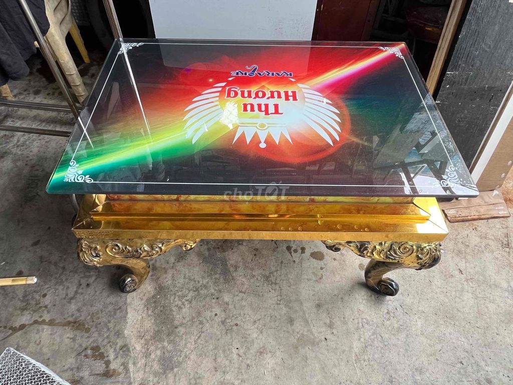 Стол стеклянный с деревянными ножками черно-золотой 90x57x60 см