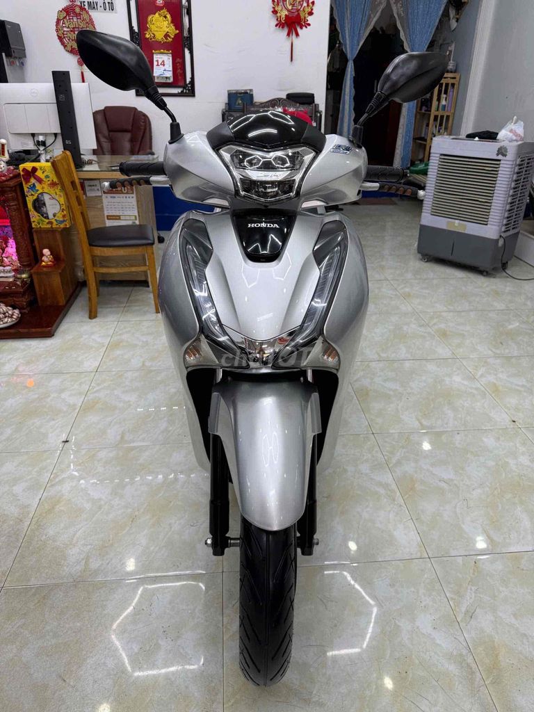 Honda SH 125CBS 2017 серебристый 18000 км