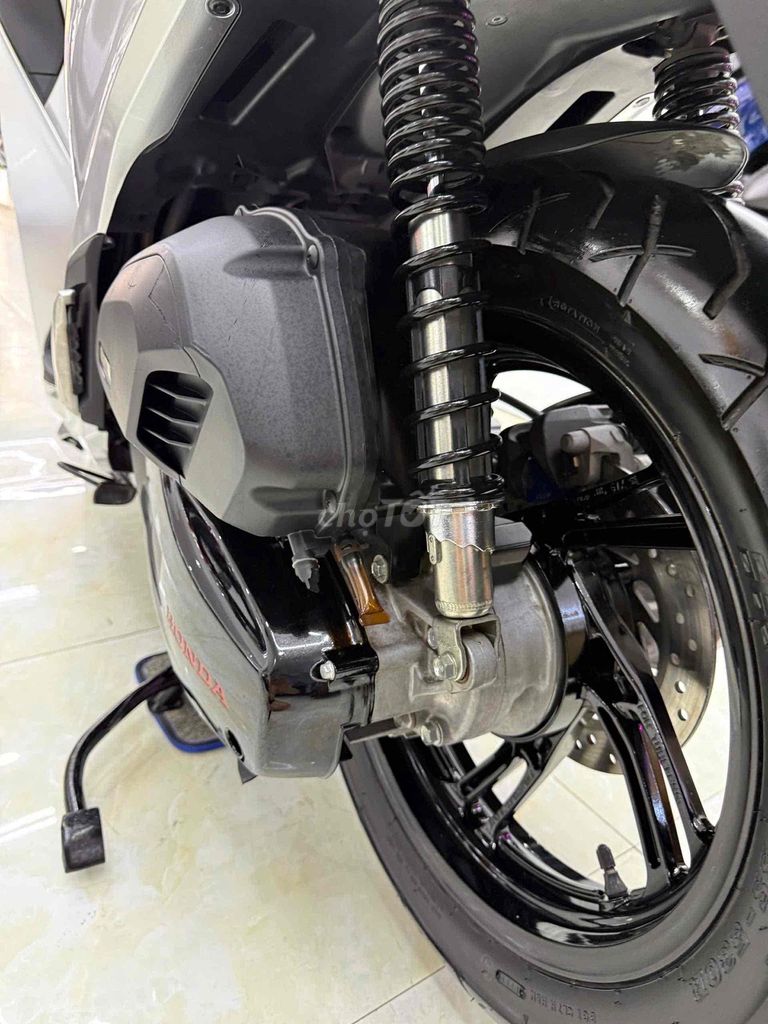 Фото 2: Honda SH 125CBS 2017 серебристый 18000 км