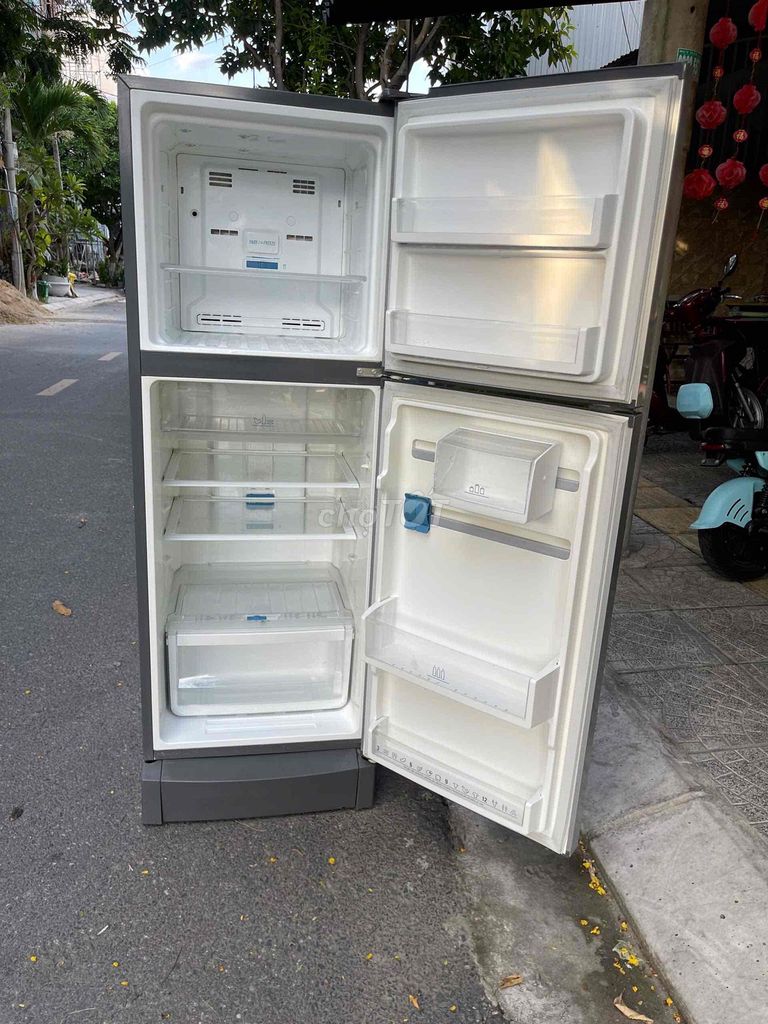 Холодильник Electrolux 225L серый, почти новый