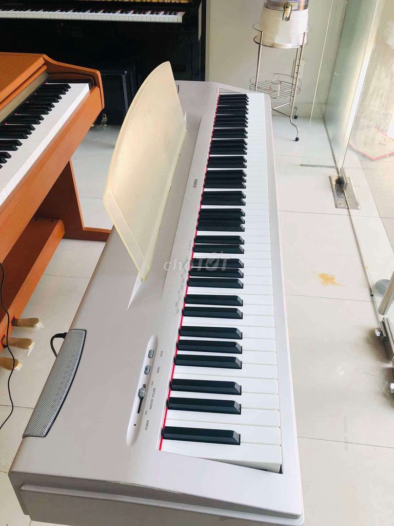 Электрическое пианино Yamaha P60 белое, чувствительное, отличный звук