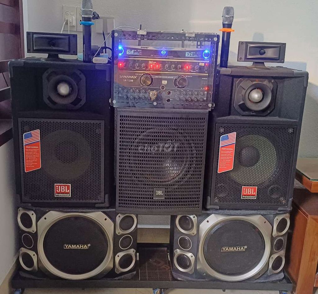 Караоке-система JBL с 30-дюймовыми сабвуферами