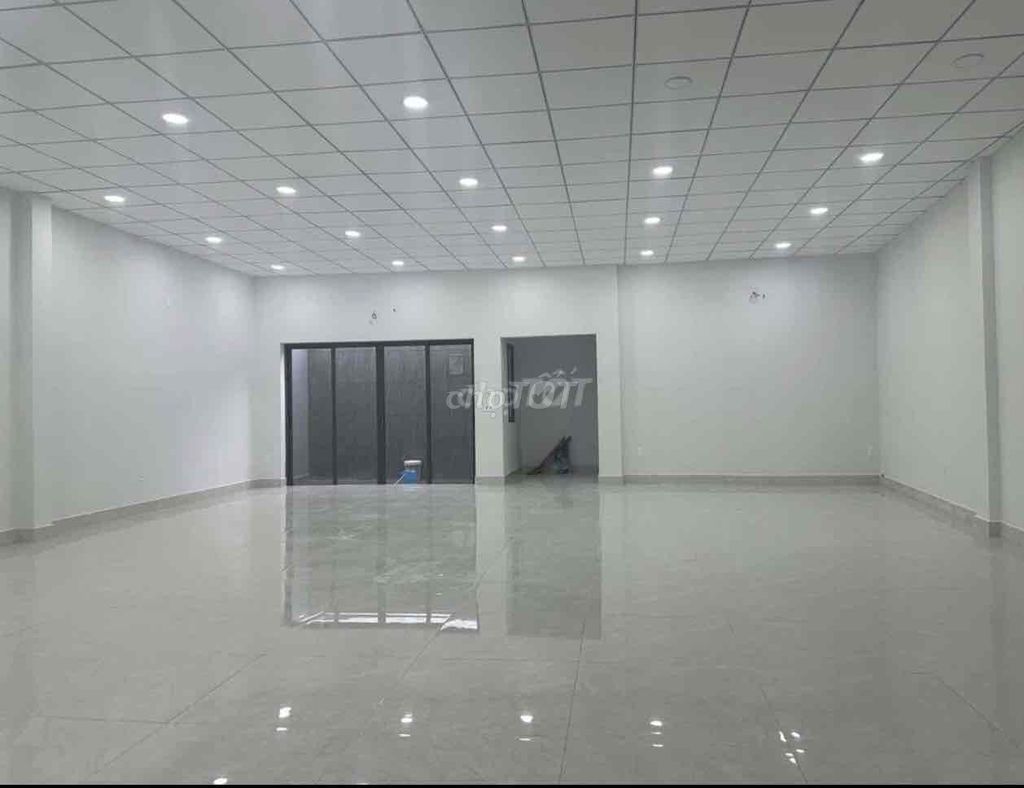 Помещение в аренду 120м ширина 8м дорога 10.5м Chính Hữu