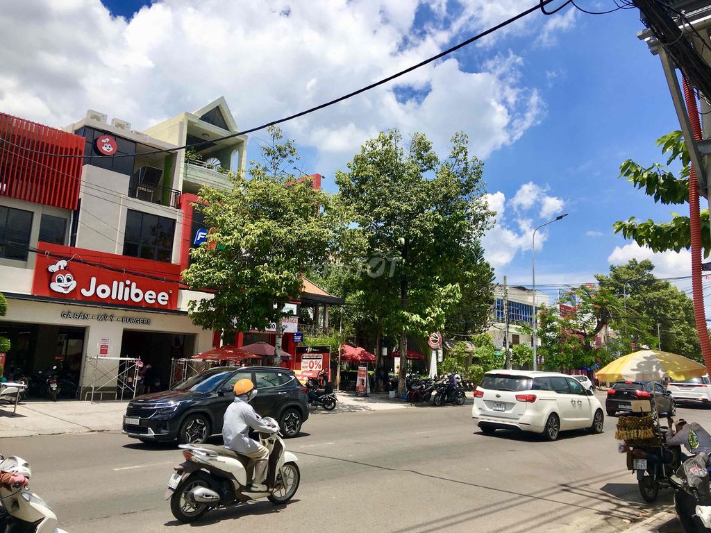 Продажа дома, проезд для 16-местной машины, рядом Jollibee Trần Hưng Đạo