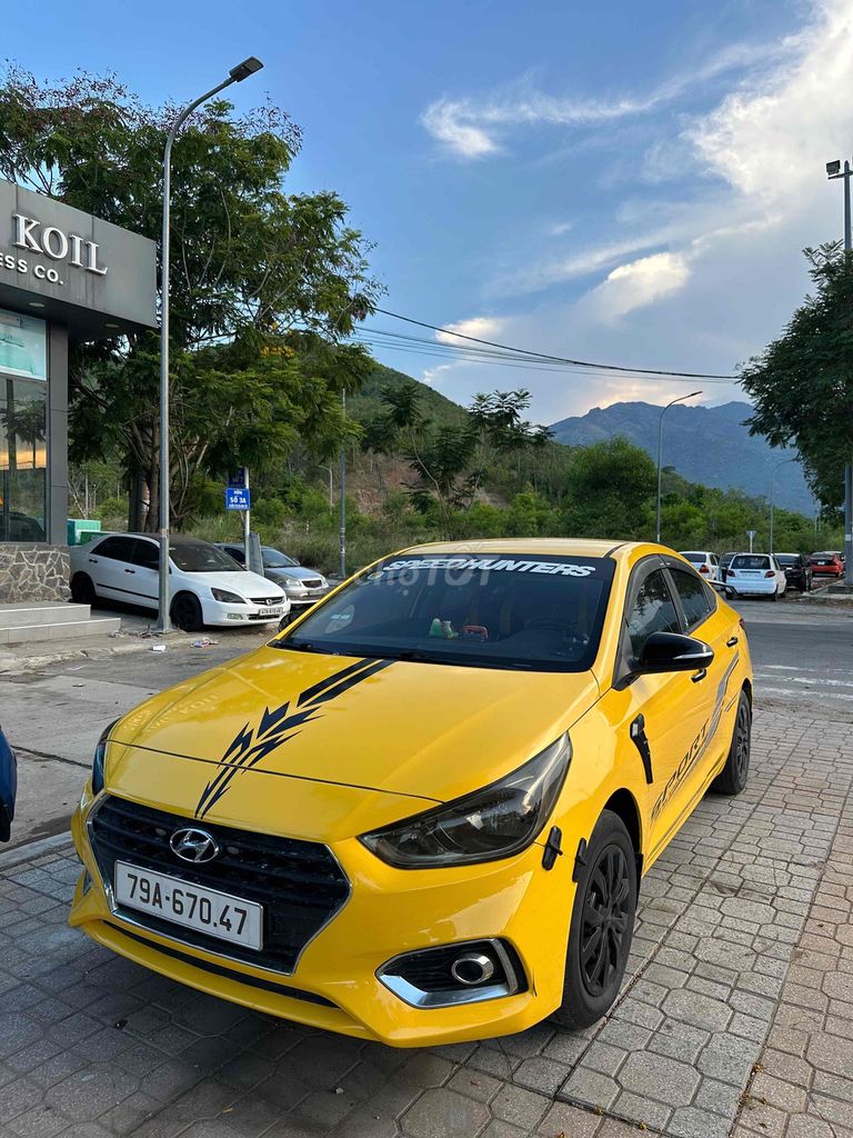 Hyundai Accent 2018 желтый
