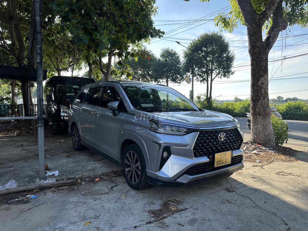 Toyota Veloz Cross CVT 2022 серебристый 12900 км