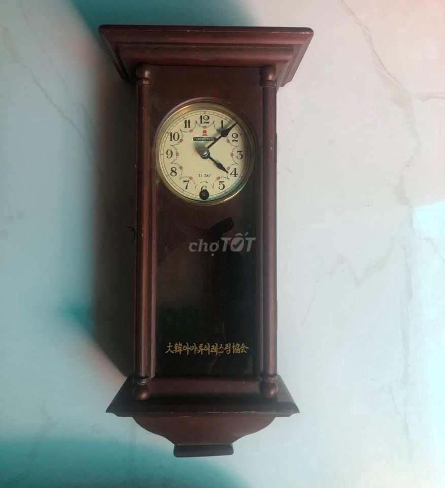 Настенные часы из коричневого дерева 42x20см, без маятника