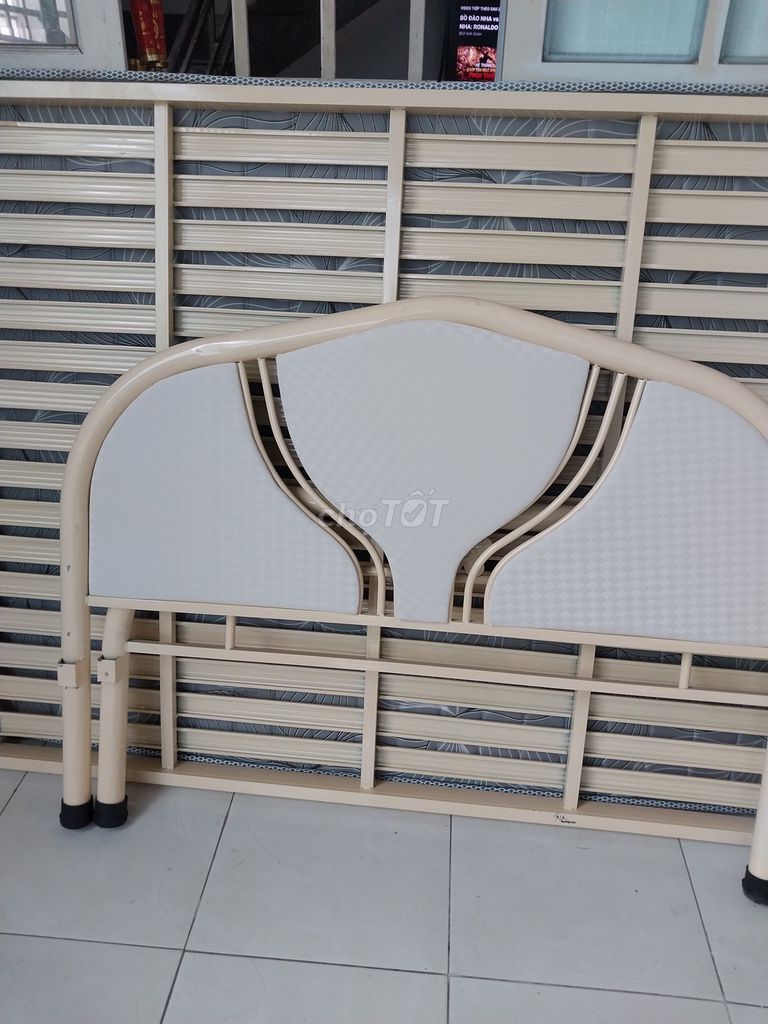 Кровать с матрасом 1м2 x 2м, новая на 80%