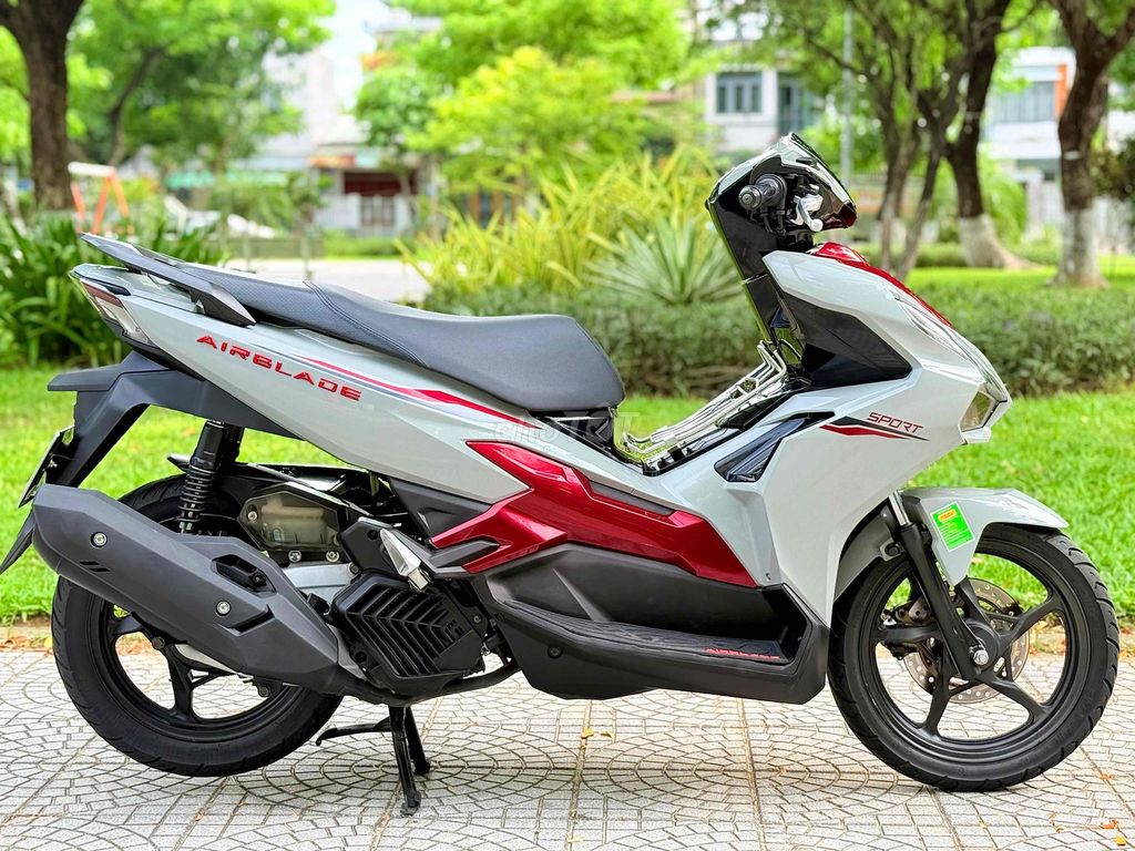 Honda Air Blade 2025 Бело-красный Автомат