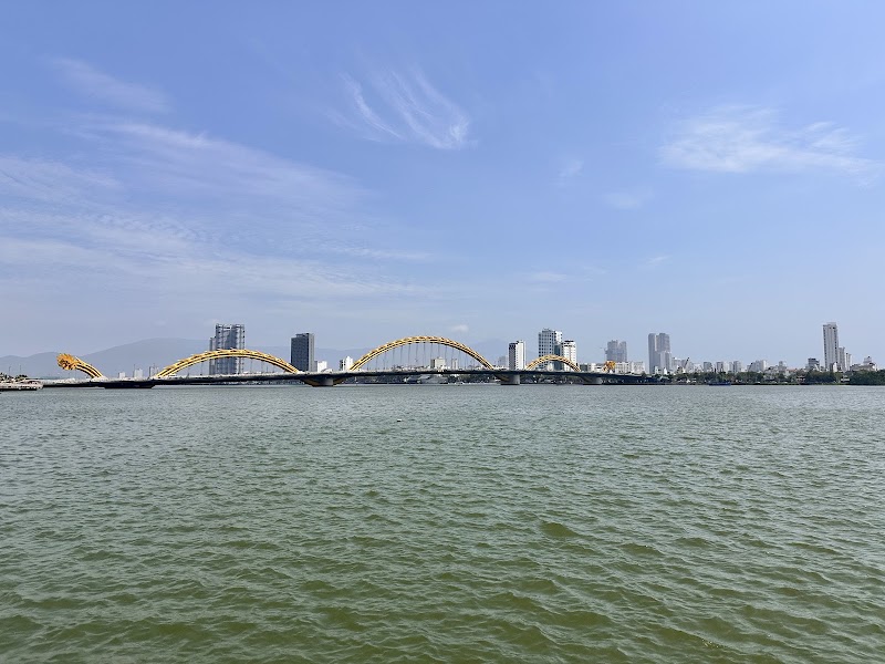 набережная «Danang Riverwalk»