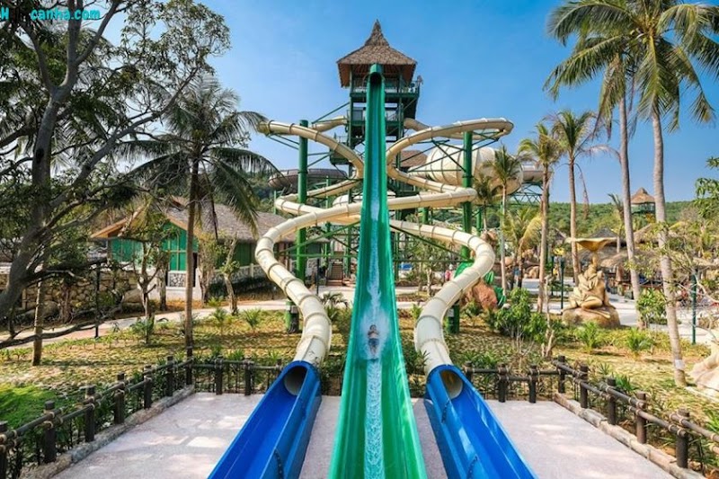 аквапарк «Aquatopia Water Park»