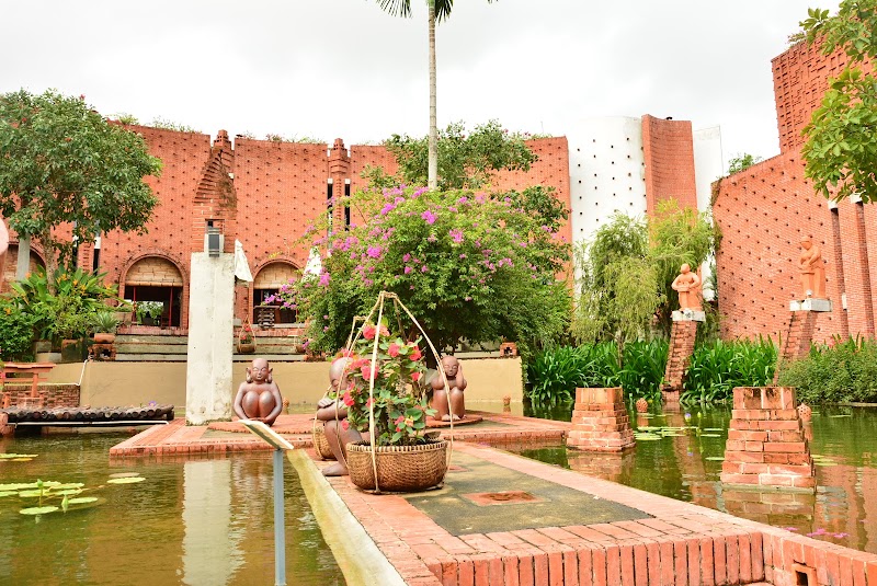 парк «Thanh Hà Terracotta Park»