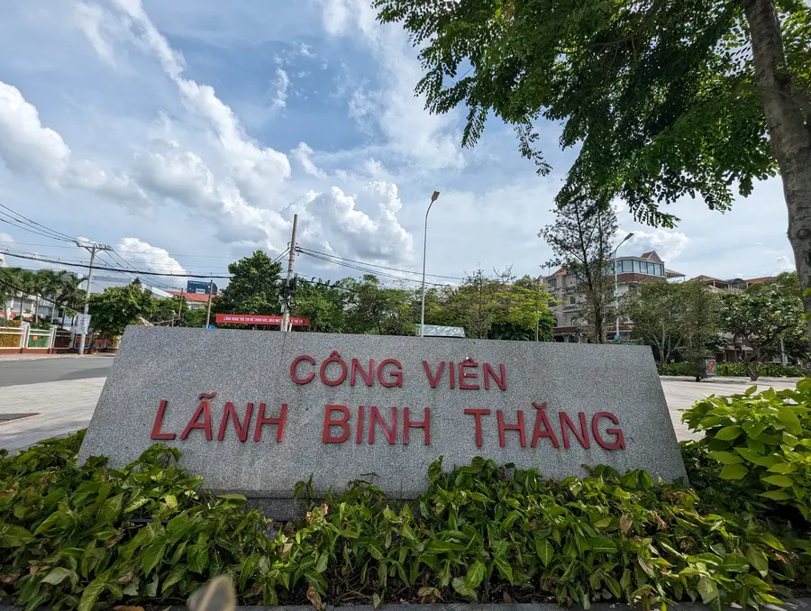 парк «Lanh Binh Thang»
