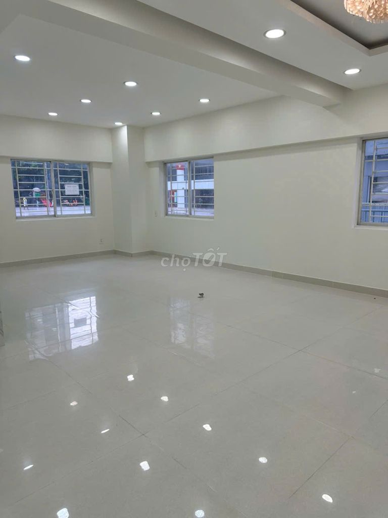 Продажа квартиры Phú Mỹ Thuận. Площадь 144 м², первый этаж, второй этаж, 3 спальни, удобно для проживания, торговли
