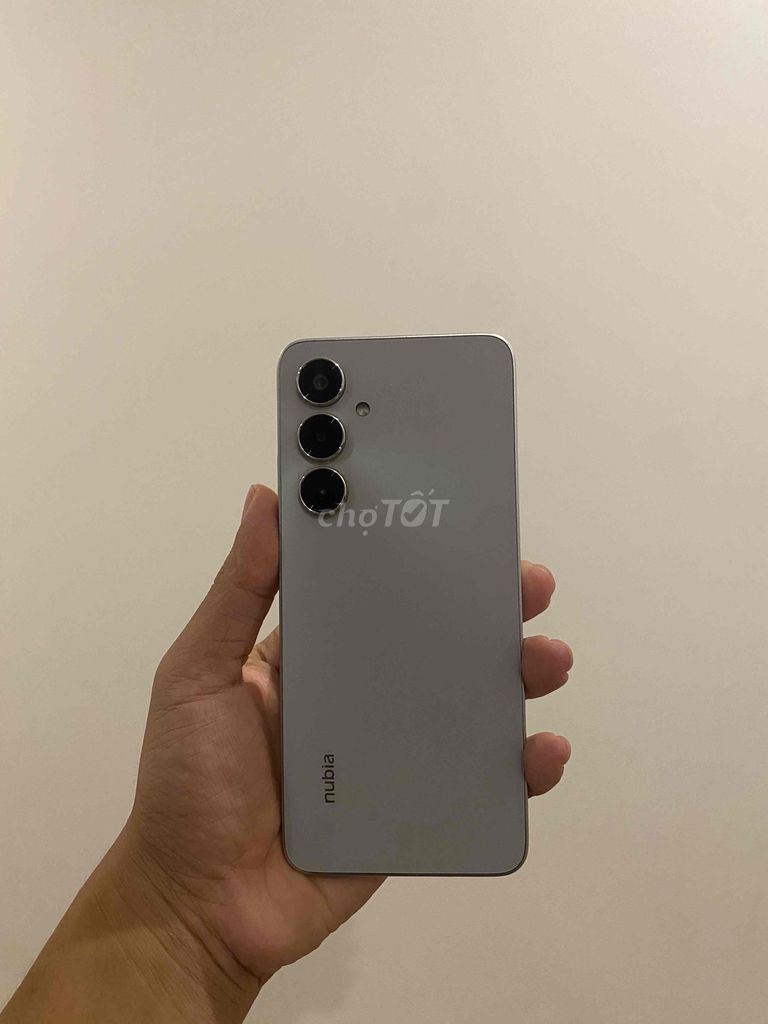 Фото 2: Продам телефон на гарантии в Cellphones