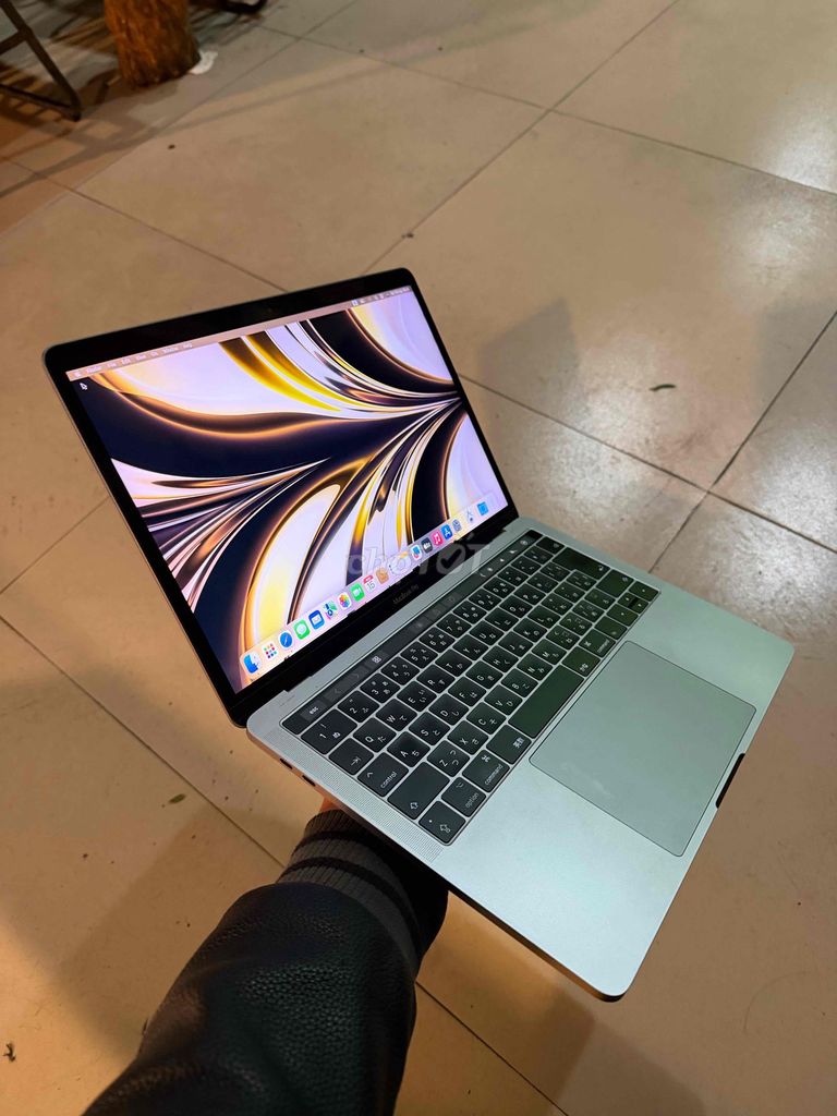 Фото 3: Macbook Pro 2017 i5 8GB/256GB Touch Bar Серый