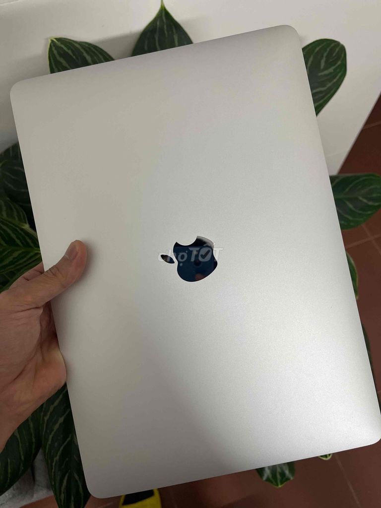 Macbook Pro 13 дюймов 2019 i5 8GB/256GB с Touch Bar