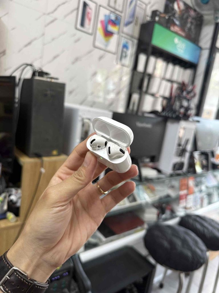 Фото 3: Наушники Apple AirPods 4 Белые с шумоподавлением