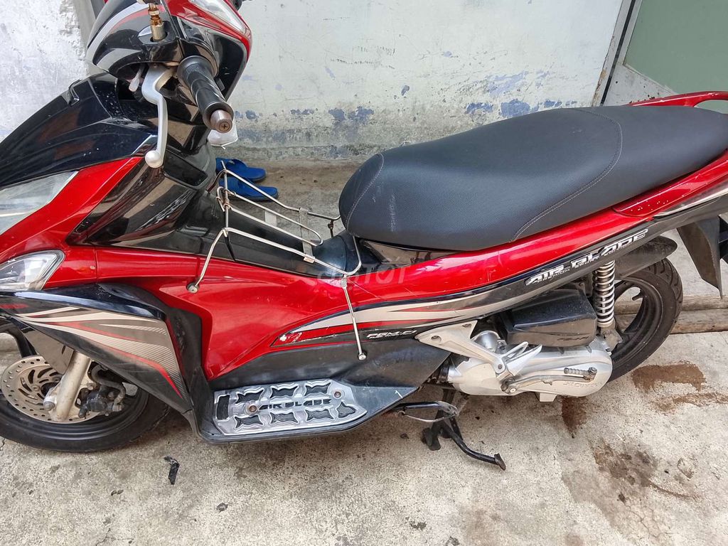 Фото 2: Honda Air Blade 2024 красно-чёрный