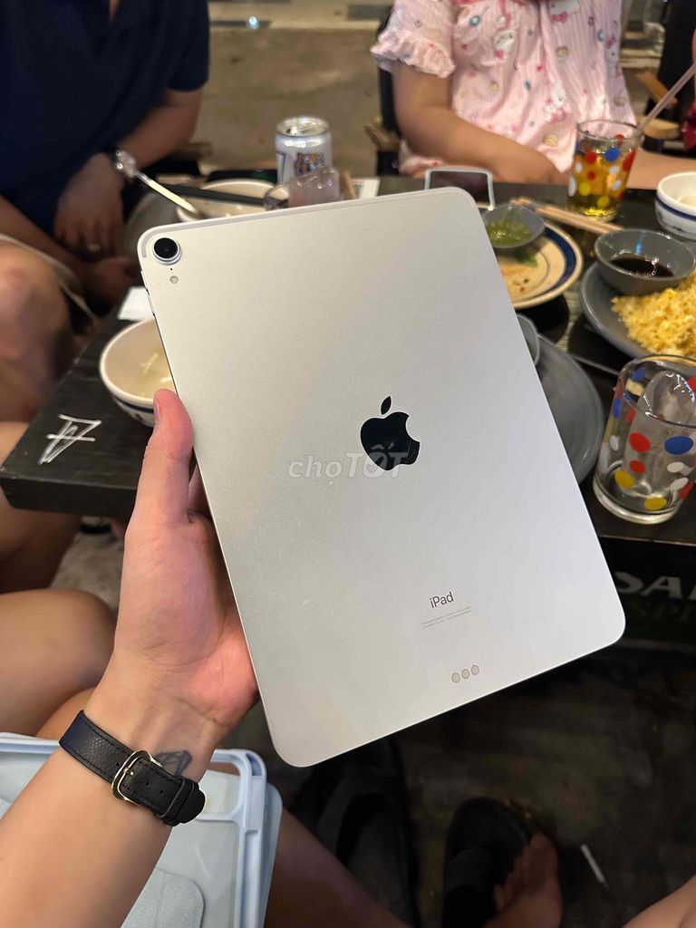 Apple iPad Pro 2018 64GB серебристый с желтоватым оттенком