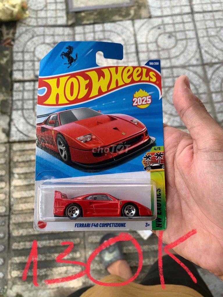 Модель автомобиля Hot Wheels Ferrari F40 красная