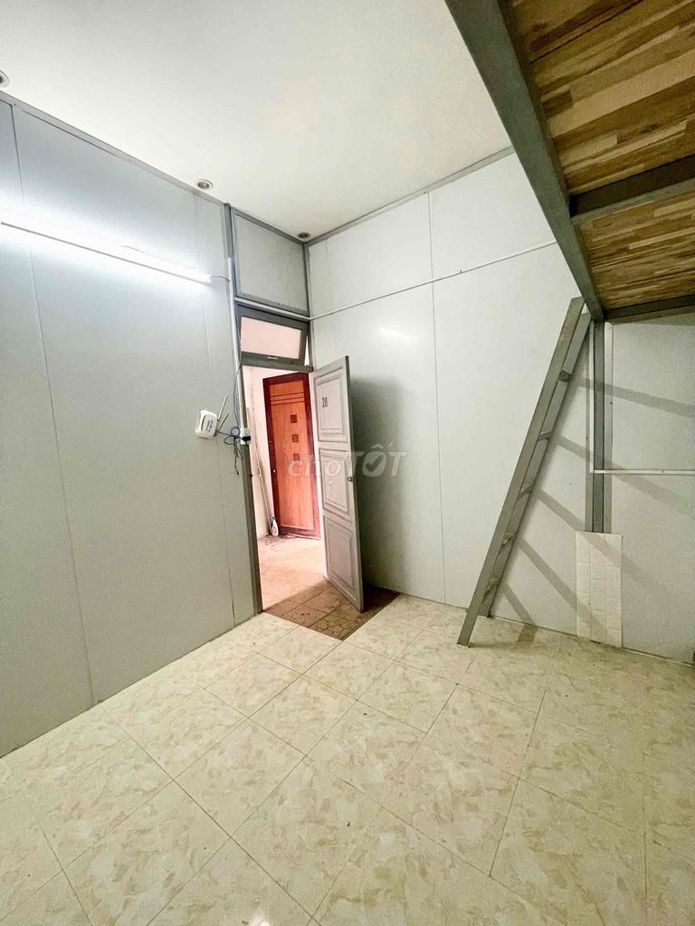 Фото 3: Комната с антресолью, кондиционером, балконом (шкаф для одежды), есть лифт.