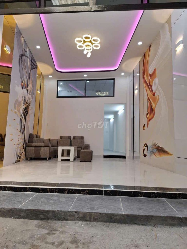 Дом продаётся, шикарный, 4x12 м, с антресолью