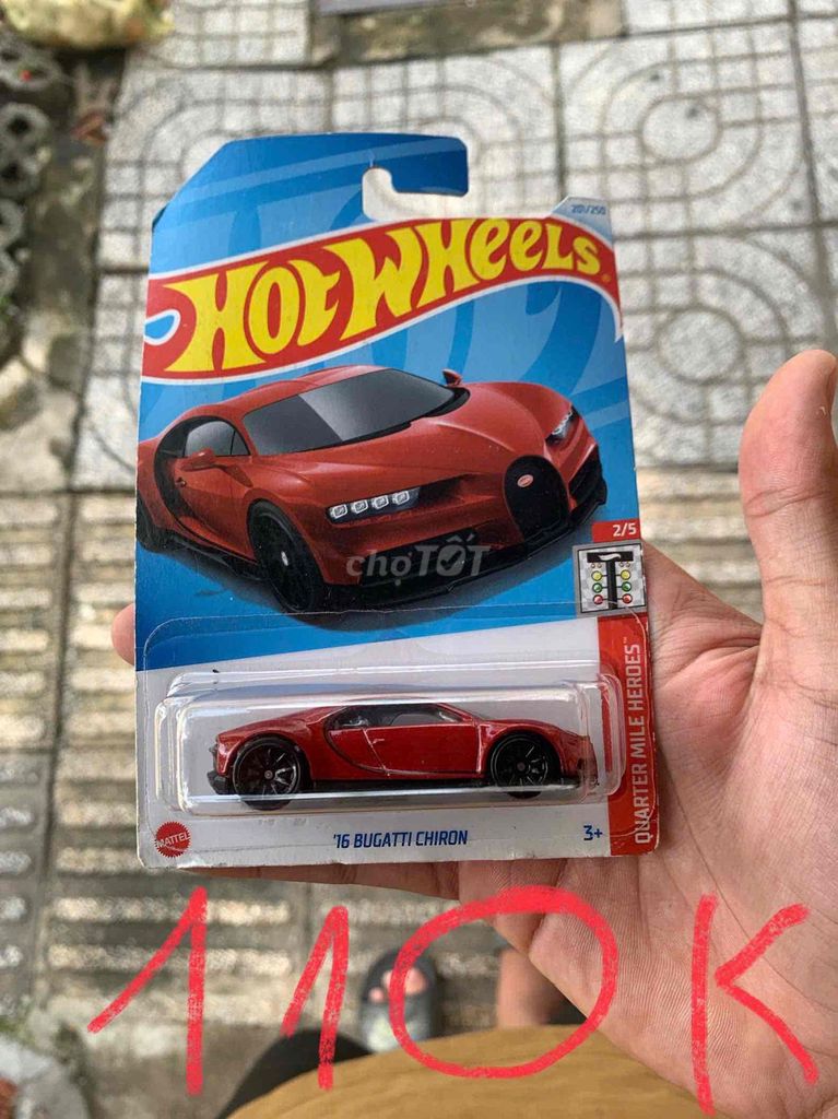 Модель автомобиля Hot Wheels Bugatti Chiron красная