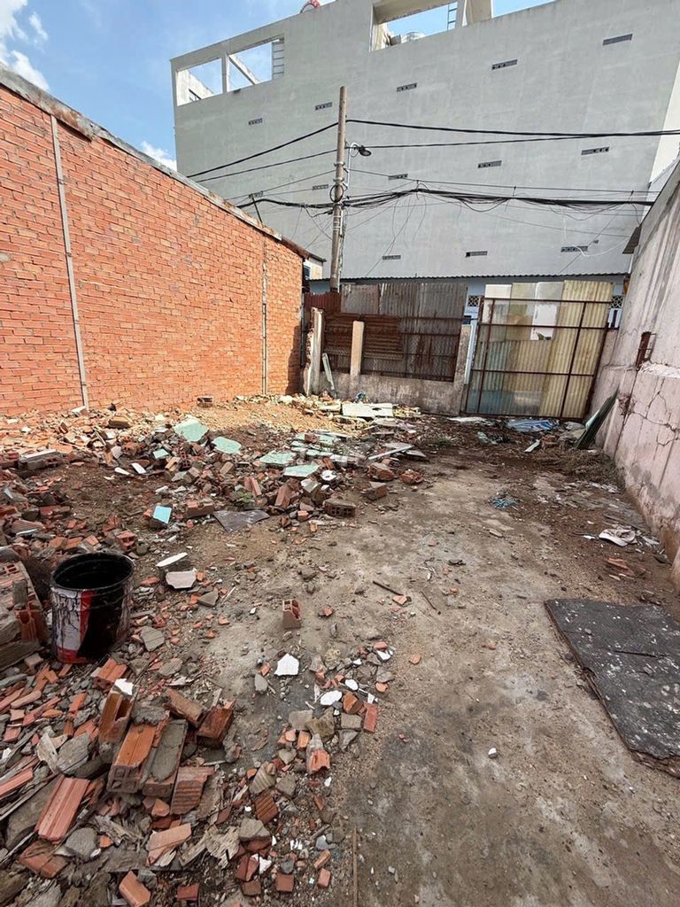 Переулок для автомобилей на Куанг Чунг, пустой участок под строительство сервисных апартаментов