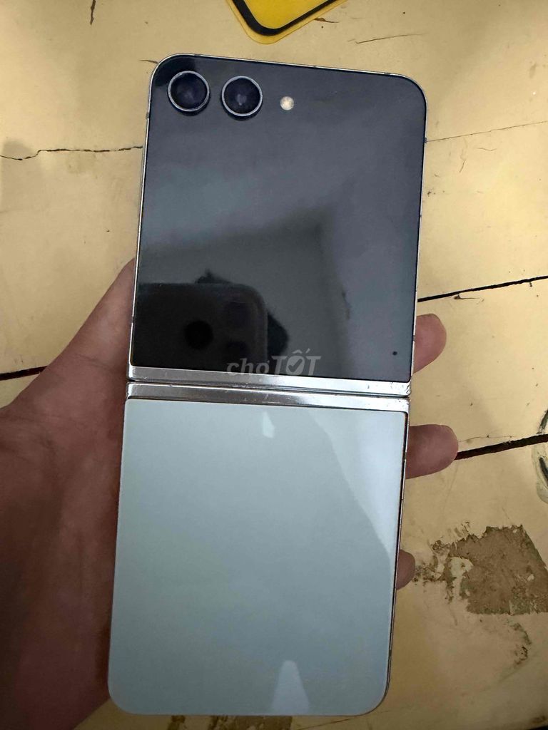 Фото 3: Samsung Z Flip 5 Серый