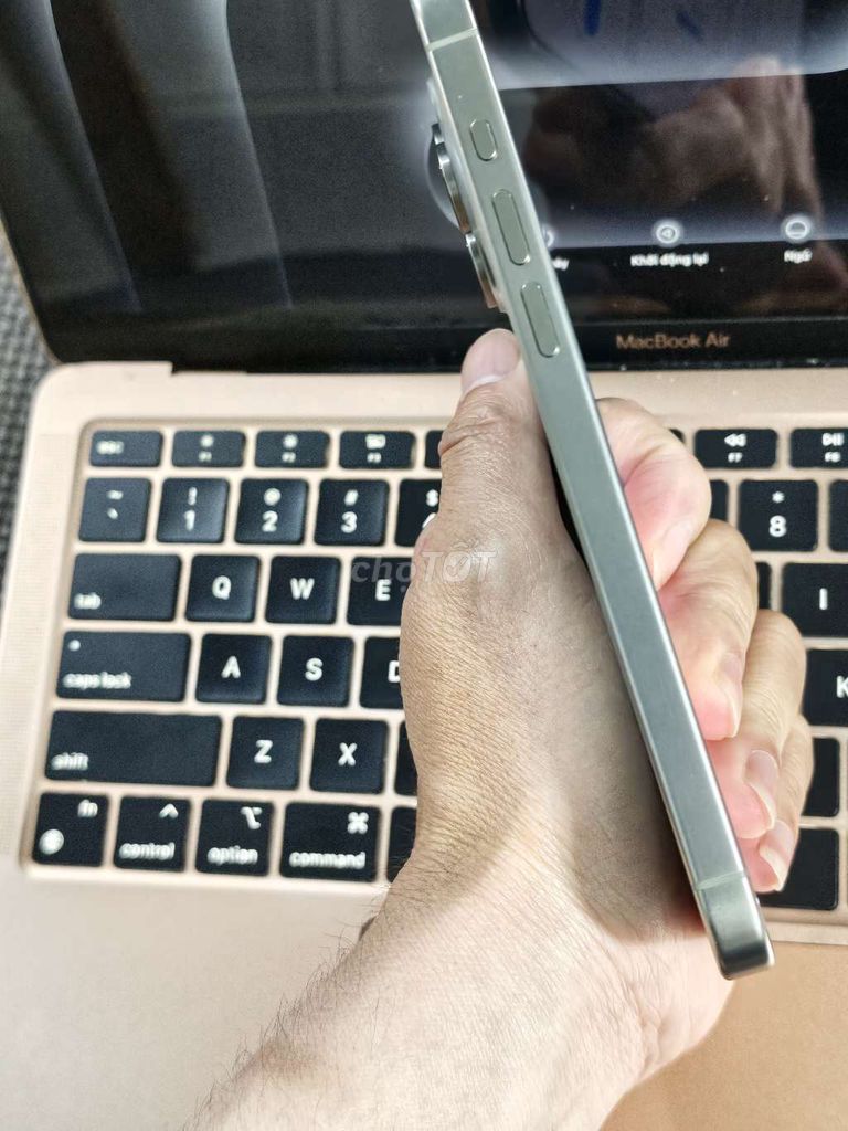 Фото 3: Apple iPhone 15 Pro Max 256GB натуральный титан 99%