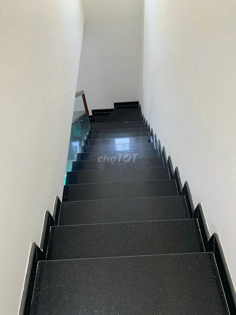 Фото 3: Продаётся дом, площадь 5x15 м = 75 м², дом построен: 1 первый этаж, 2 верхних этажа, цена продажи 7,980 млрд.