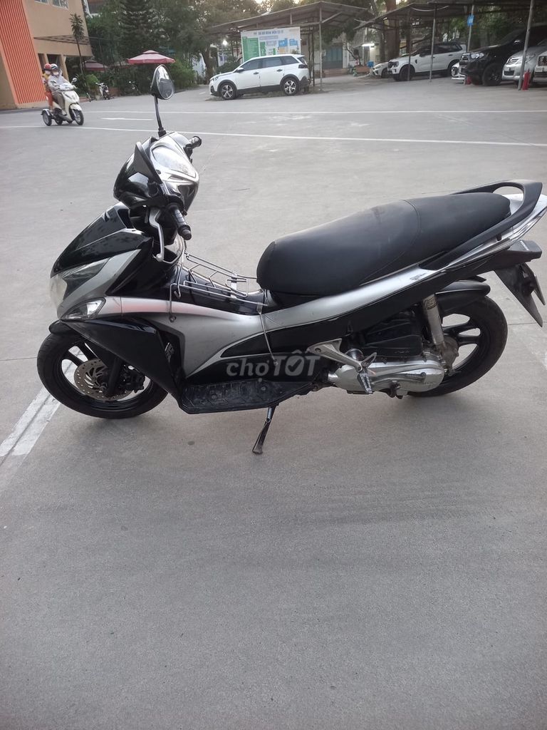 Фото 2: Honda Air Blade черно-серебристый, экономичный