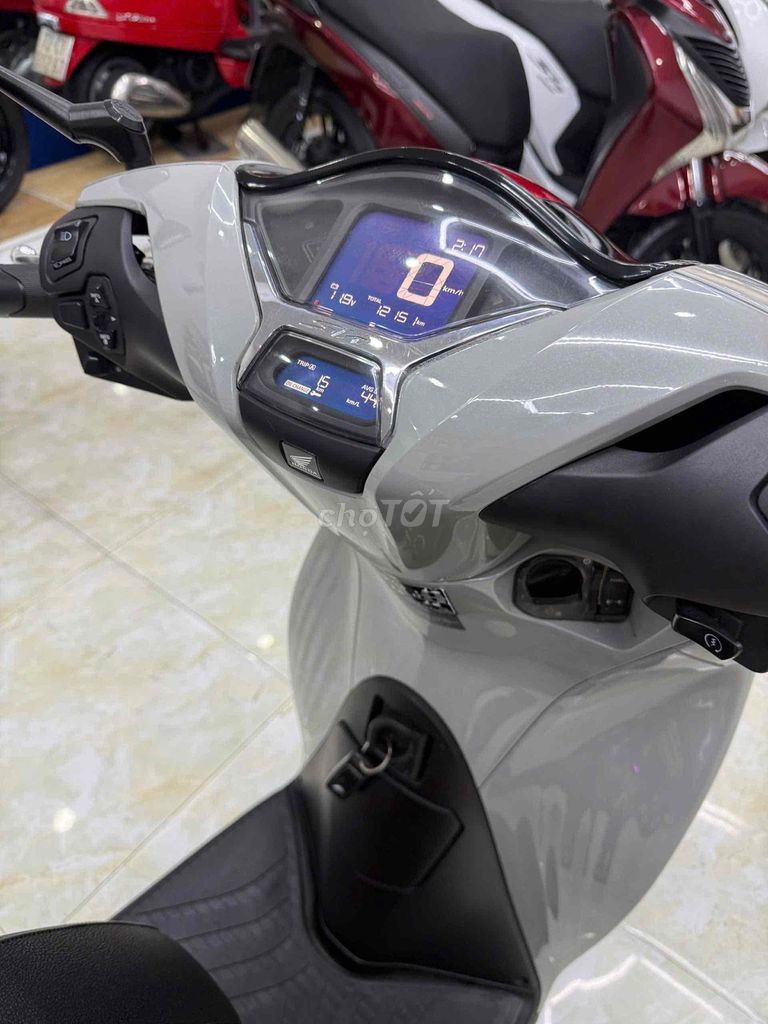 Фото 2: Honda SH 125 CBS 2023 Серый цемент