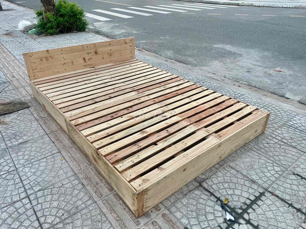Фото 2: Продам паллетную кровать, размер 1,4м x 2м