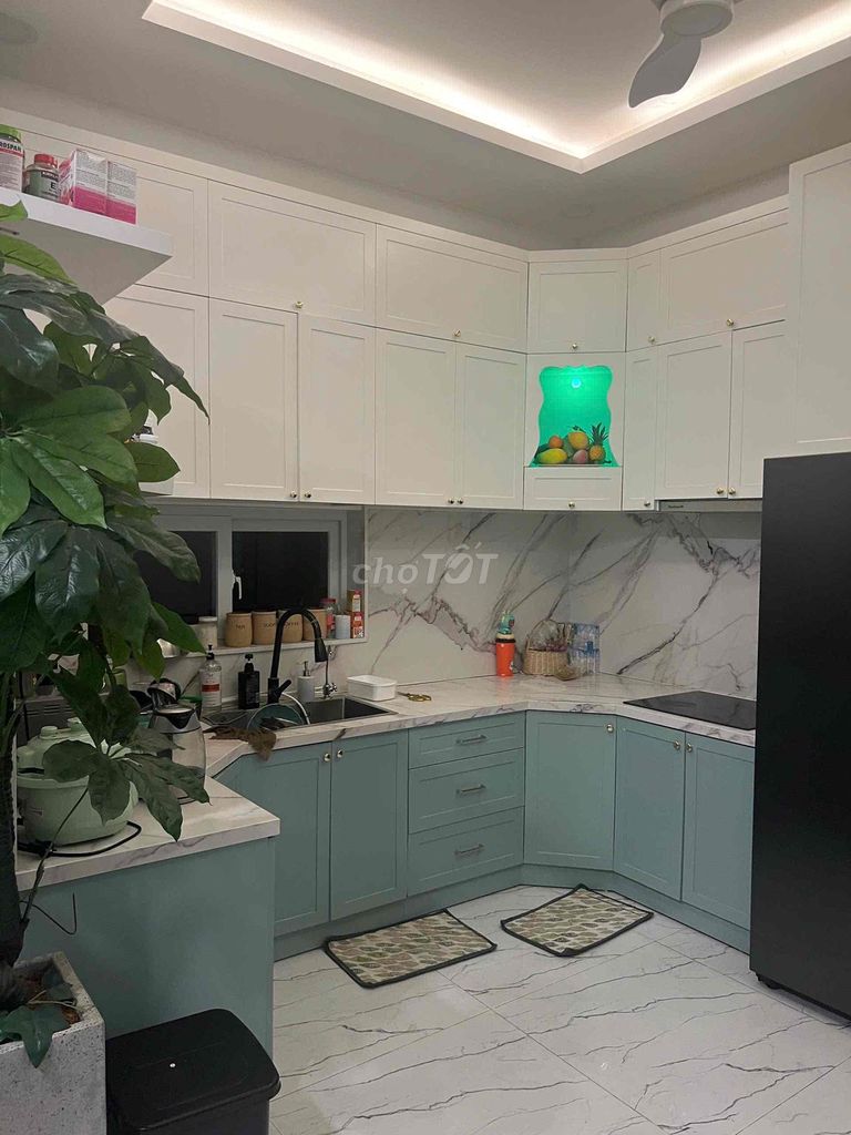 Фото 3: Есть квартира с полной мебелью, площадь 4*15, первый этаж и этаж, 2 спальни, 2 санузла, полностью меблирована, есть 3-й 