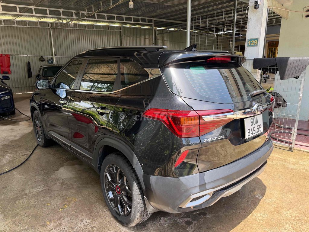 Фото 2: Kia Seltos Luxury 2020 46000 km Черный
