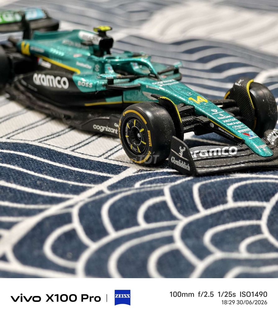 Модель гоночной машины F1 Ferrari 1/43 Красная Новая