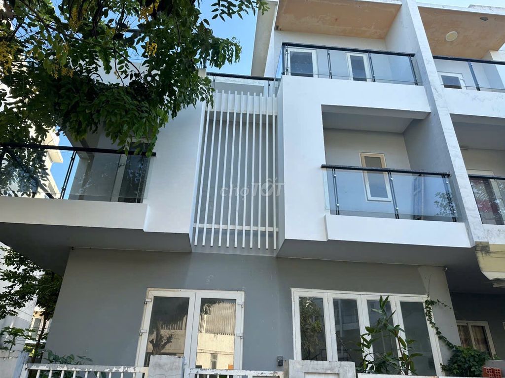 УГЛОВОЙ ДОМ 10X15М В КОМПЛЕКСЕ MEGA VILLAGE KHANG ĐIỀN - БАЗОВАЯ ОТДЕЛКА - 3 ЭТАЖА