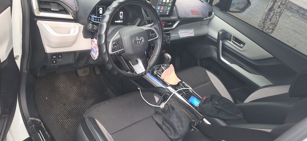 Фото 2: Toyota Veloz Cross Top 2025 белый 7 мест 41 000 км