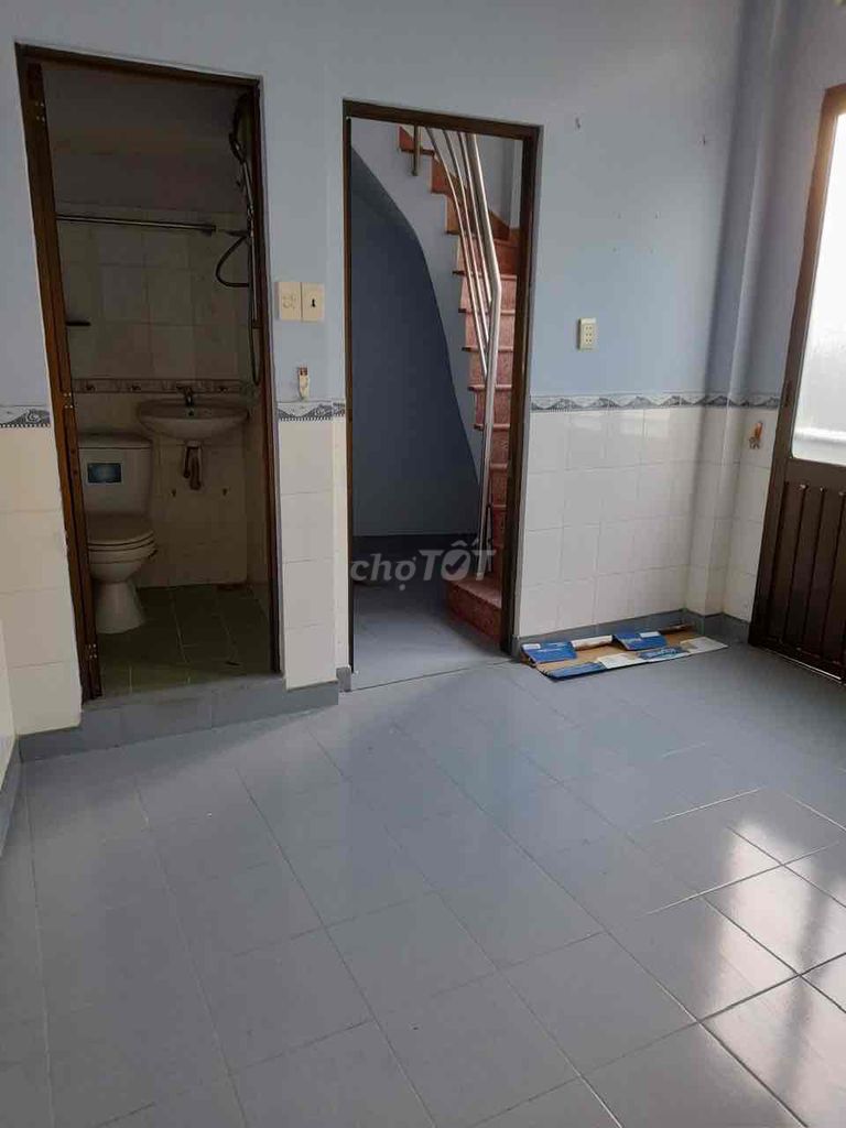 Фото 2: Собственник сдаёт дом в районе Q.1, улица Cô Giang, НТ, 2 спальни, 3 санузла, 4 этажа, цена 12,6 млн