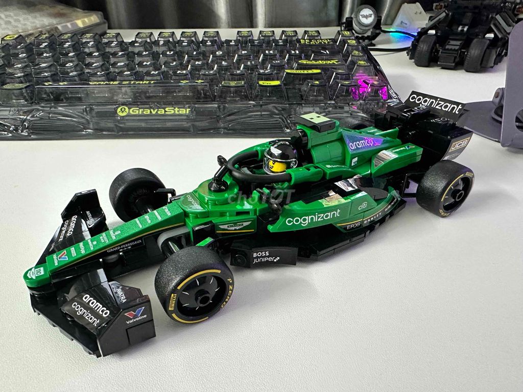 Фото 3: Конструктор Lego Aston Martin зеленый пластик