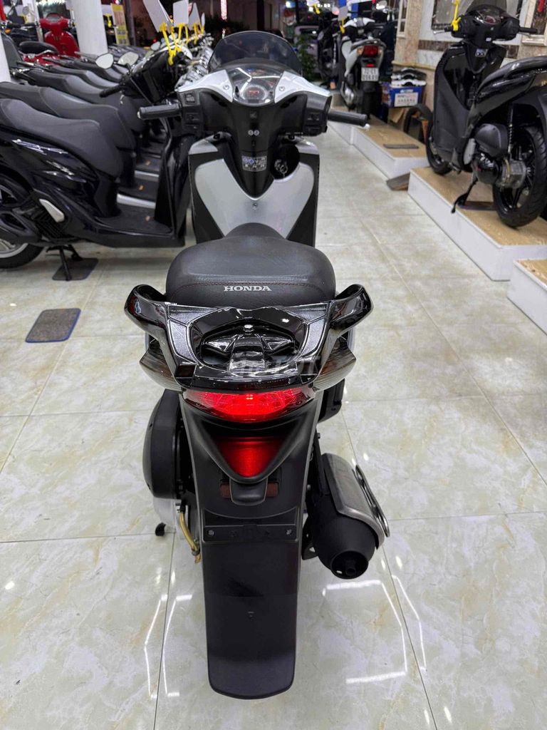 Фото 2: Honda SH150i 2010 серебристо-итальянский