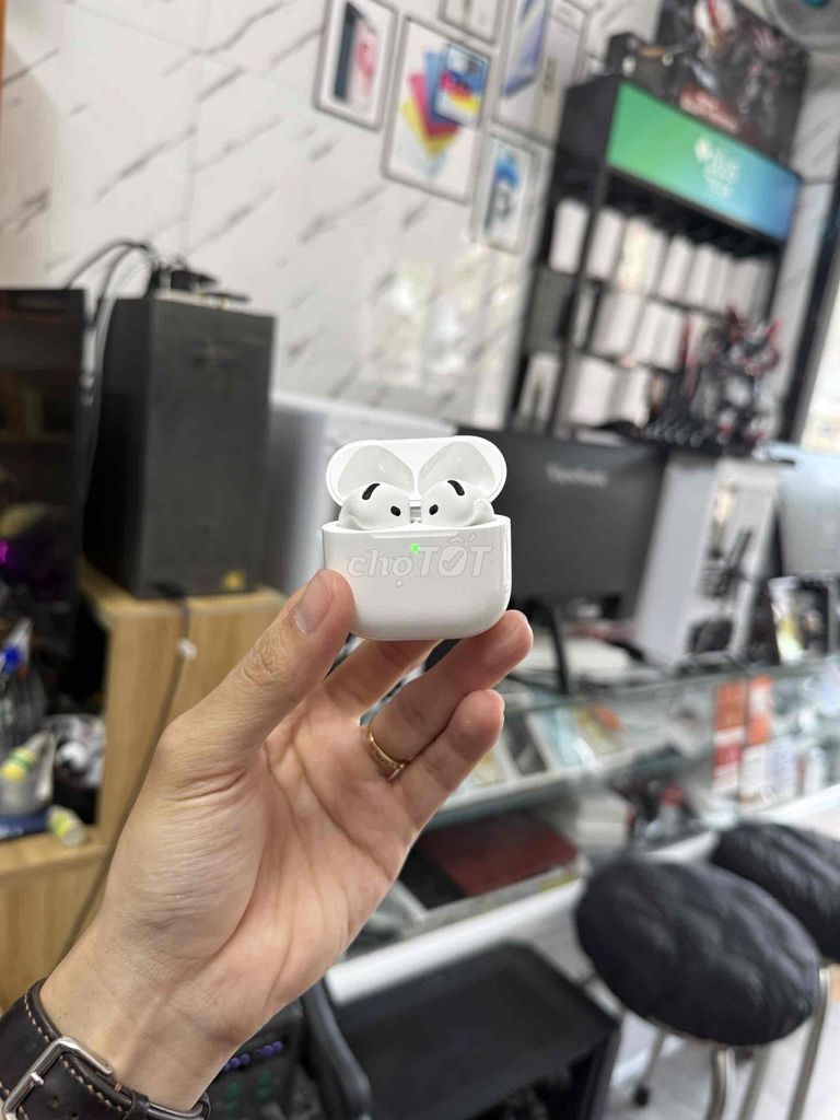 Фото 2: Наушники Apple AirPods 4 Белые с шумоподавлением