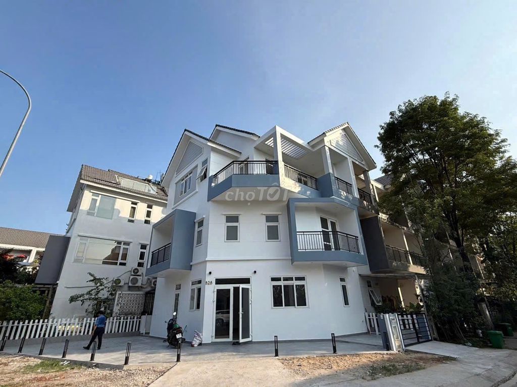 Угловая вилла Park Riverside 172м² — базовая отделка, удобно под офис — вид на парк