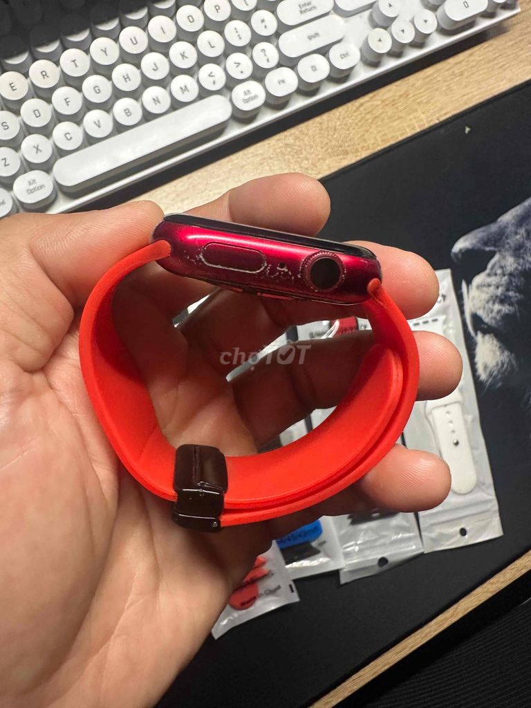 Фото 2: Apple Watch Series 7 GPS 45mm алюминиевый красный
