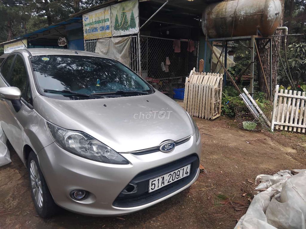 Ford Fiesta 2012 механика 1.4 серебристый