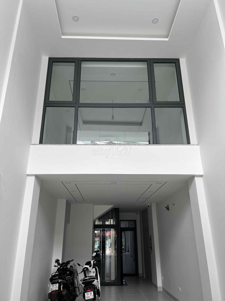Фото 3: Собственник сдаёт 500 м²: 1-й этаж, 3 этажа + терраса, фасад на Ау Ко (лифт)